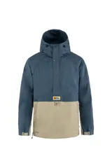 Anorak Fjallraven Vardag para hombre, de color azul y beige. Cuenta con capucha ajustable, cierre de botones a presión en el cuello, bolsillo tipo canguro con logo de la marca y puños ajustables con botones a presión.