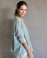 Sweater color crudo con escote en V y mangas 3/4.