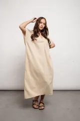 Vestido midi de corte holgado y diseño minimalista, color beige, con escote en V y mangas cortas integradas.