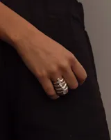 Anillo de diseño orgánico inspirado en una estructura ósea, realizado artesanalmente en plata 925. Presenta una forma abierta y ajustable con acabado irregular.