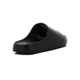 Chanclas Diadora modelo Bali, color negro, de diseño deslizante con suela gruesa y estriada.