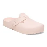 Zueco Birkenstock modelo Boston, confeccionado en material EVA ligero y resistente, color rosa claro. Presenta diseño cerrado en la puntera, plantilla anatómica y tira ajustable con hebilla lateral.