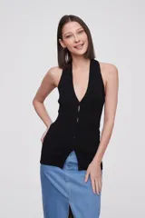 Top negro sin mangas de viscosa, corte al cuerpo, con botones y cuello halter.