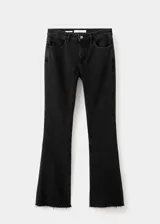 Jeans flare de tiro medio color negro, con diseño de cinco bolsillos, trabillas para cinto y cierre frontal con cremallera y botón.