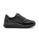 Zapato casual de mujer tipo champión, color negro, con combinación de texturas en charol y gamuza. Presenta cierre lateral decorativo y cordones elásticos, con suela de goma negra antideslizante.