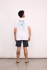 Camiseta blanca de manga corta con estampado en la espalda de una flor de hibisco azul y la frase "Where hibiscus grows, peace flow".