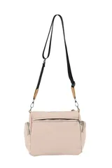 Bandolera negra con detalles en cuero sintético color camel, múltiples bolsillos con cierre y correa ajustable.