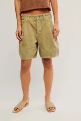 Short de sarga de algodón lavada verde militar, de tiro bajo, con silueta barrel, bolsillos y cierre frontal con botón.
