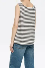 Musculosa de punto roma con diseño de rayas horizontales, corte recto, escote cuadrado y manga sisa. Presenta un pequeño detalle de logo en el ruedo.