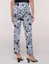 Pantalón elastizado de tiro alto estilo pull-on, marca Zac & Rachel. Modelo de corte cigarrete de silueta ajustada con diseño a rayas en color blanco y azul. Pretina ancha elastizada sin cierres ni botones, con diseño de línea limpia sin bolsillos.