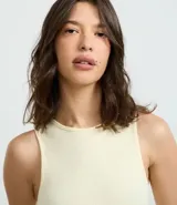 Body color marrón, sin mangas, con cuello halter y cierre en la entrepierna.