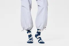 Medias Happy Socks de caña media, color azul con estampado de nubes blancas.