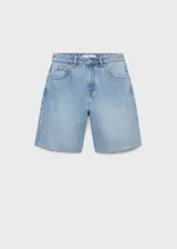 Short de jean de tiro medio con diseño recto, cinco bolsillos, cierre frontal de cremallera y botón, y bajo deshilachado.