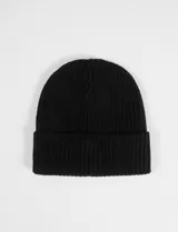 Gorro tejido tipo beanie de punto acanalado, con borde doblado y diseño clásico.