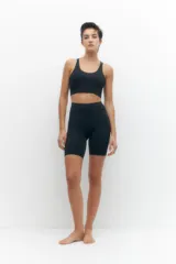 Calza corta de lycra color lila.