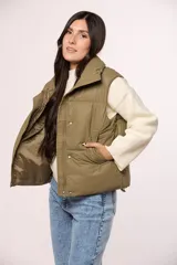 Chaleco puffer de nylon en color verde oliva, con cuello alto, cierre frontal con cremallera y botones a presión, y bolsillos laterales.