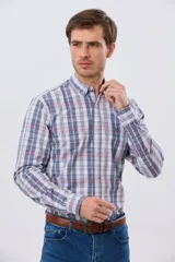 Camisa de manga larga de calce slim, con diseño a cuadros en tonos azul oscuro, verde y blanco. Presenta cuello camisero con botones y bolsillo ojal en el pecho con detalle bordado.