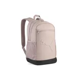 Mochila Puma modelo S, color beige rosado claro, con logo Puma grande en relieve en el panel frontal. Presenta un bolsillo frontal con cierre, un bolsillo lateral de malla y base inferior en color negro.