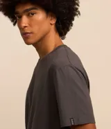 Remera básica de hombre con cuello redondo y manga corta, confeccionada en algodón con textura acanalada y corte comfort.