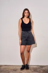 Top de tejido de punto acanalado, color negro, con escote en V y diseño ajustado al cuerpo.