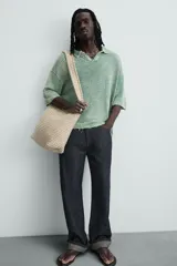 Polo de punto de algodón, color verde menta con efecto lavado que le da un aspecto desgastado y texturizado. Presenta un corte relajado (relaxed fit), cuello solapa con abertura frontal en V y mangas cortas.