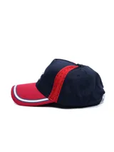 Gorro tipo visera Umbro del Club Nacional de Football, en colores azul marino y rojo con detalles blancos en la visera. Cuenta con el logo de la marca y la inscripción "Nacional" bordados en el frente.