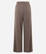 Pantalón de corte recto con cintura estructurada y lazo ajustable. Presenta un diseño básico y versátil con aberturas laterales en el ruedo.
