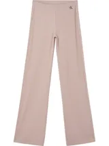 Pantalón de mujer color rosado pálido, de tiro alto y pierna ancha, confeccionado en tejido acanalado brillante. Presenta un pequeño logo 'CK' bordado en negro en la parte superior izquierda.