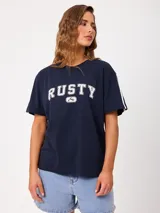 Remera blanca con estampado frontal de la marca Rusty y tiras laterales en las mangas, de ajuste holgado y 100% algodón.