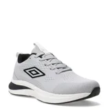 Championes deportivos Umbro modelo Vega, color gris con detalles en negro y blanco. Presentan una capellada de malla transpirable, logo de la marca en el lateral y suela con amortiguación.