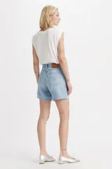 Short de jean celeste de tiro alto, corte holgado y largo a medio muslo.