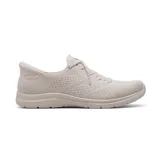 Championes deportivos Skechers modelo Slip-ins Virtue Flawless, color beige. Presentan un diseño de tejido técnico Stretch Fit con cordones fijos, plantilla acolchada Air-Cooled Memory Foam y tecnología Heel Pillow para un ajuste cómodo y fácil.