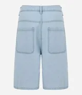 Bermuda baggy de jean color negro con pespuntes contrastantes, cierre de botón y cremallera, y bolsillos.