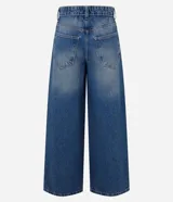 Pantalón wide leg de jean para mujer, con tiro medio, cintura doblada, costura lateral desplazada y bolsillos delanteros y traseros. Confeccionado en algodón certificado.