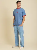 Pantalón de jean celeste de corte recto.