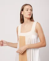 Vestido largo de lino color blanco, gris y amarillo, con breteles anchos, escote recto, elástico en la espalda y tajos laterales.