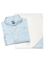 Camisa de vestir de hombre, corte regular, a rayas verticales celestes y blancas, con cuello americano abotonado, manga larga y bolsillo en el pecho con logo bordado.