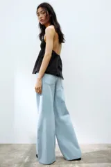 Jean de cinco bolsillos en denim rígido color celeste claro, con piernas amplias y corte holgado de talle medio.