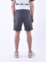 Bermuda cargo color beige, con cintura elástica y cordón ajustable. Presenta bolsillos laterales y bolsillos cargo con solapa en los costados.