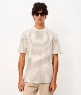 Remera boxy de hombre con diseño de rayas finas horizontales en tonos claros, cuello redondo y mangas cortas.