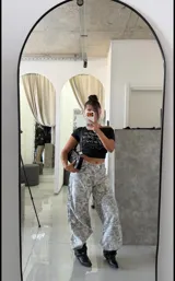 Pantalón de jean con corte wide leg y calce holgado. Presenta un estampado abstracto en tonos grises con efecto tipo humo o piedra, con tiro medio-bajo y caída suelta.