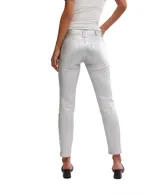 Pantalón de corte slim y tiro bajo con acabado metálico plateado.