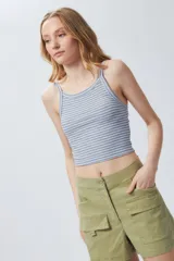 Top sin mangas a rayas horizontales blancas y negras.