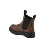 Bota tipo Chelsea de cuero color marrón, con paneles elásticos laterales en color negro, costuras a la vista y suela de goma dentada negra.