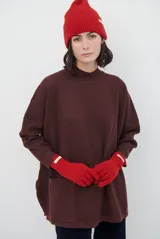 Gorro de punto marrón con diseño acanalado tipo beanie.