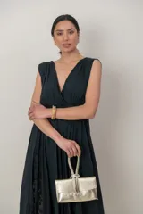 Vestido largo rojo de corte griego, sin mangas, con escote en V profundo, falda amplia y detalles de encaje.