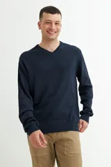 Sweater azul marino de tejido de punto, con escote en V y mangas largas.