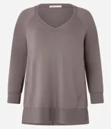 Blusa color gris topo con escote en V y mangas 3/4.