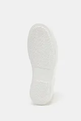 Zapatillas deportivas blancas con detalle de pespuntes a contraste y cordones.