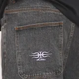 Bermuda de denim Quiksilver color negro con efecto acid wash, corte holgado y bolsillos delanteros y traseros.